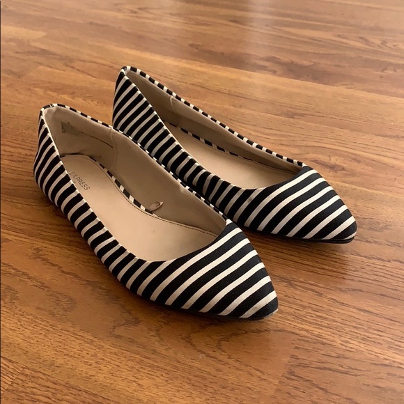 Black and white flats - Picture 2 of 4